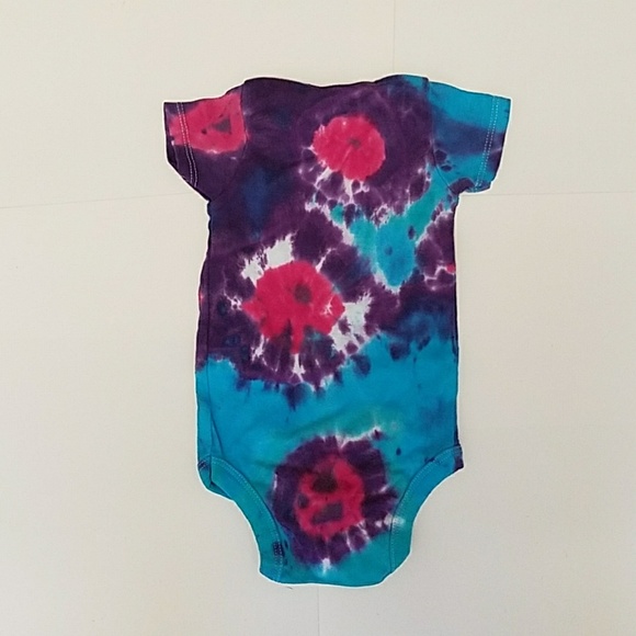 Tie-dyed onesie 3 to 6 months Gerber - Picture 3 of 3